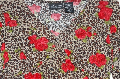 +MBADG #52-331  "No Boundaries Stretch Rose Pattern Top"
